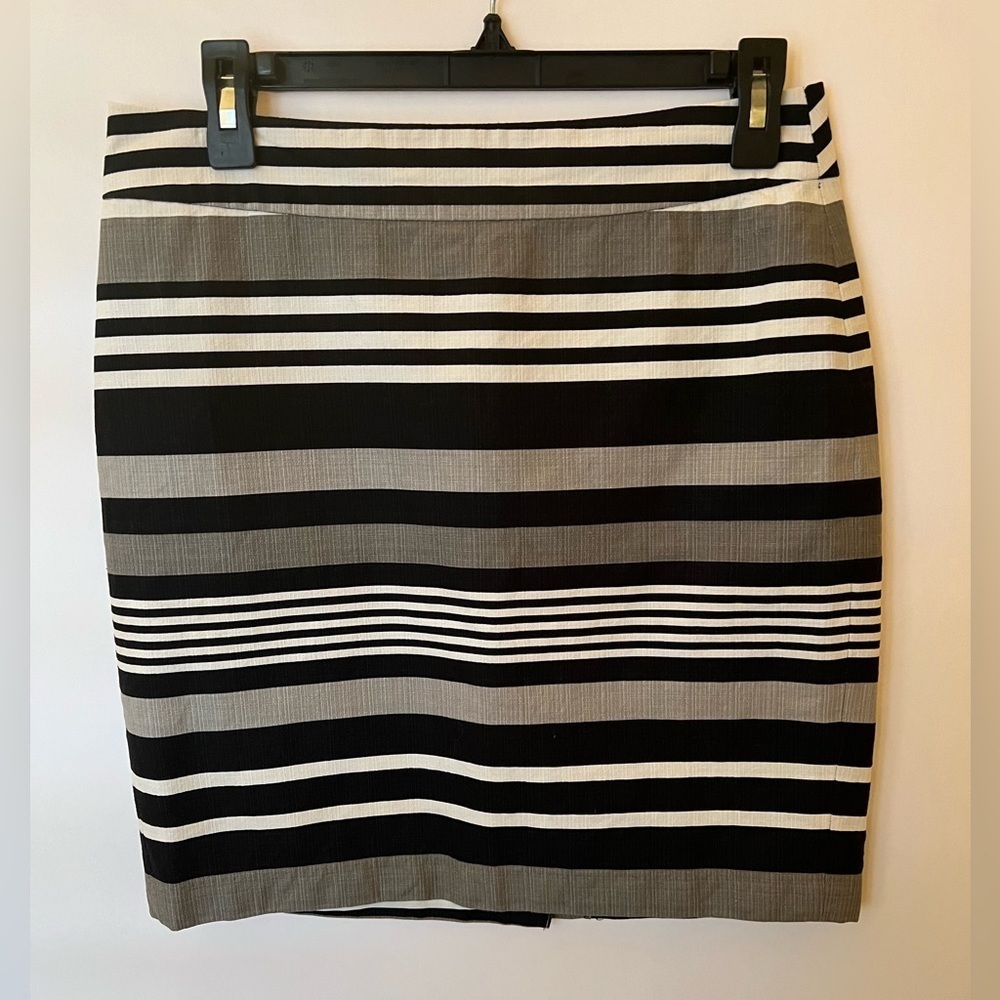 BANANA REPUBLIC BLACK GREY AND WHITE STRAIGHT LINED SKIRT